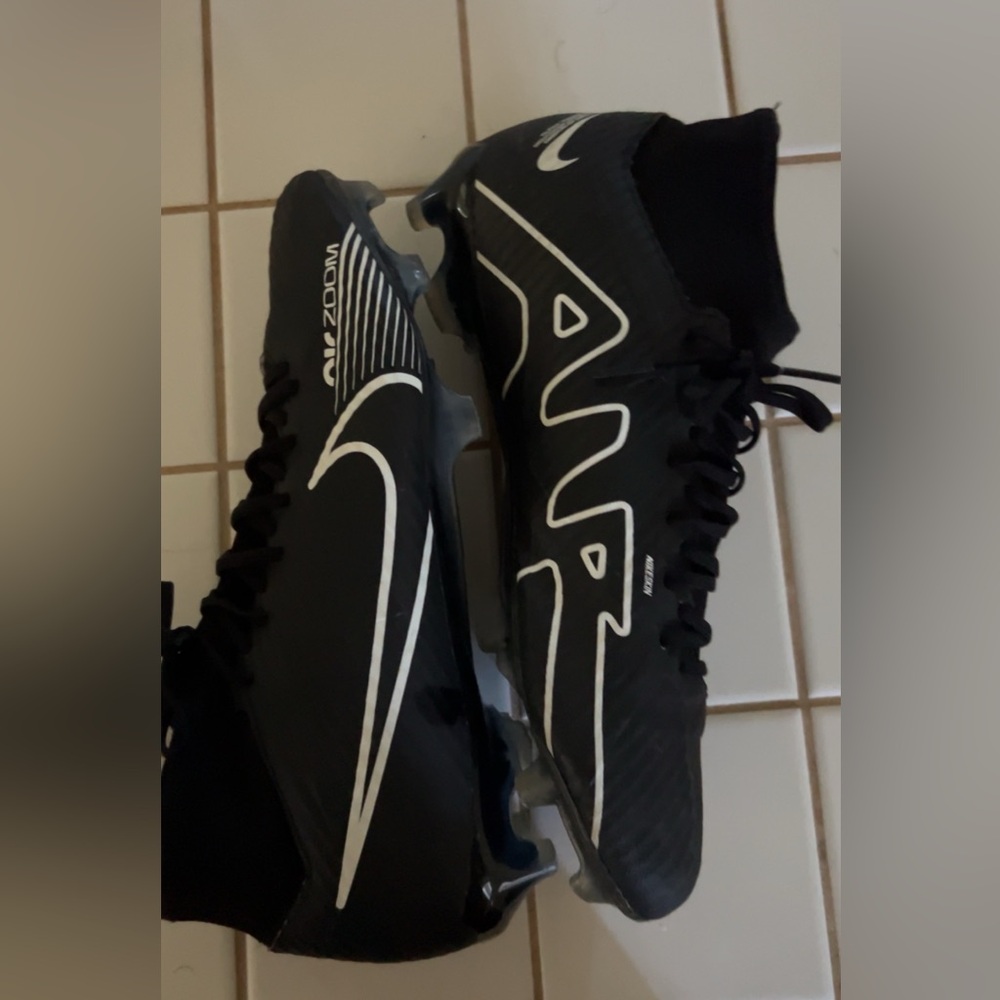 Nike Size 10.5 soccer cleats.